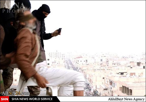 داعش یک پیرمرد را از بالای ساختمان به پایین انداخت + تصاویر