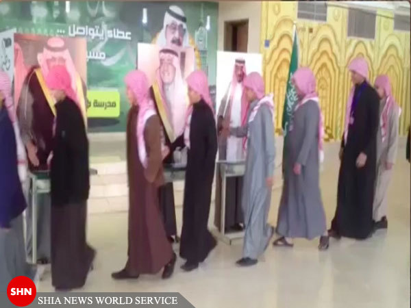 تصویر/ بیعت طبقه عادی مردم عربستان با عکس پادشاه جدید!؟