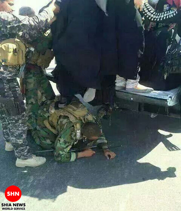 تصویر/کمر سرباز عراقی پله ی زوار حسینی