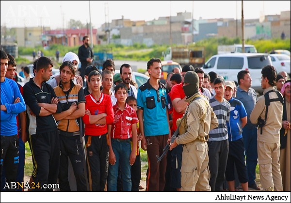 تصاویر۱۸+ / داعش دو مرد عراقی را گردن زد