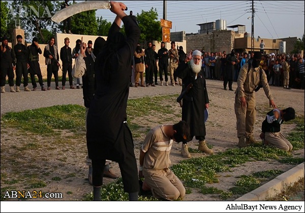 تصاویر۱۸+ / داعش دو مرد عراقی را گردن زد