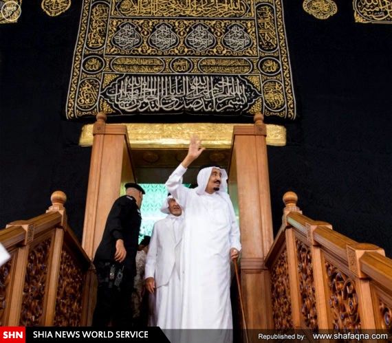 افتضاح ملک سلمان؛ خواندن نماز با کفش در داخل خانه خدا + تصاویر