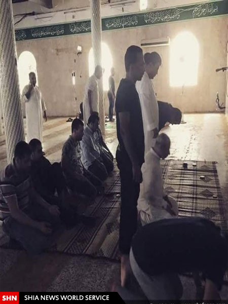 اقامه نماز شیعیان در مسجد امام علی قطیف پس از انفجار +تصاویر