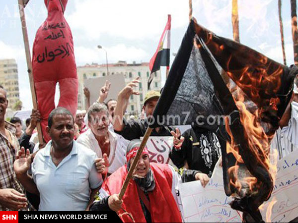مصری‌ها پرچم داعش را به آتش کشیدند + تصاویر