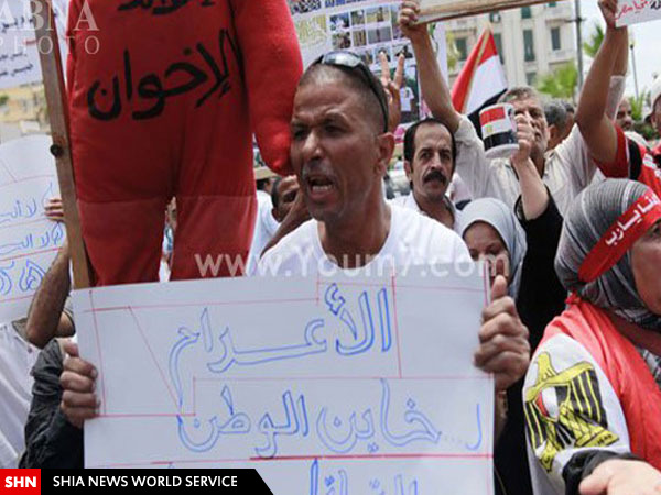مصری‌ها پرچم داعش را به آتش کشیدند + تصاویر