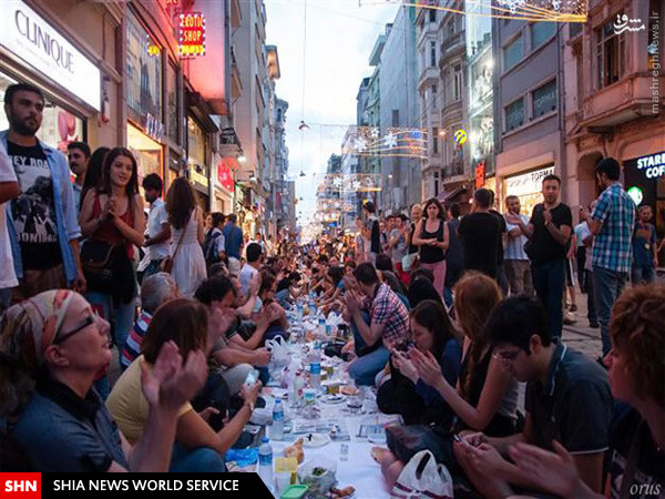 تصاویر سفره افطار در خیابان‌ استقلال استانبول