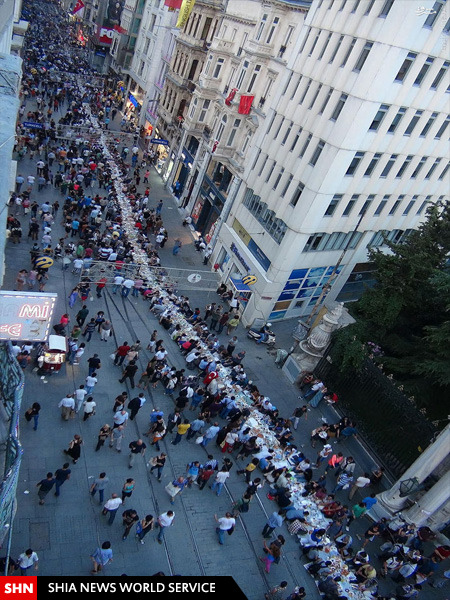 تصاویر سفره افطار در خیابان‌ استقلال استانبول