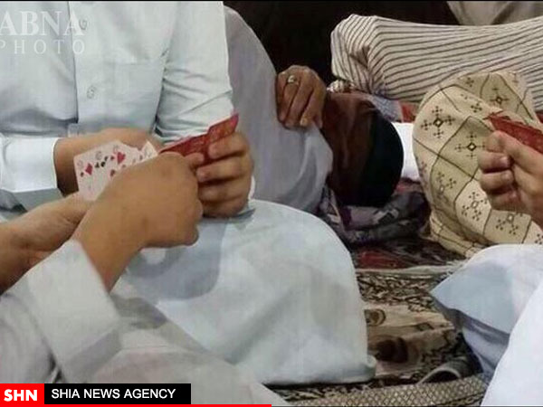 حرمت‌شکنی سعودی‌ها در مسجد النبی(ص) با ورق بازی! + تصویر