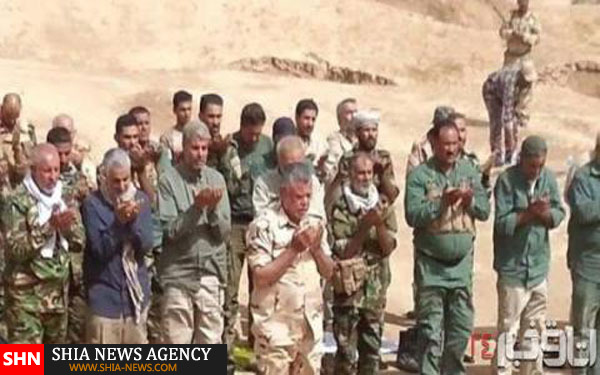 تصویر نماز جماعت سردار سلیمانی در جبهه نبرد با داعش