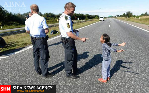 بازی کودکانه افسر پلیس دانمارک با دختربچه آواره سوری + تصاویر