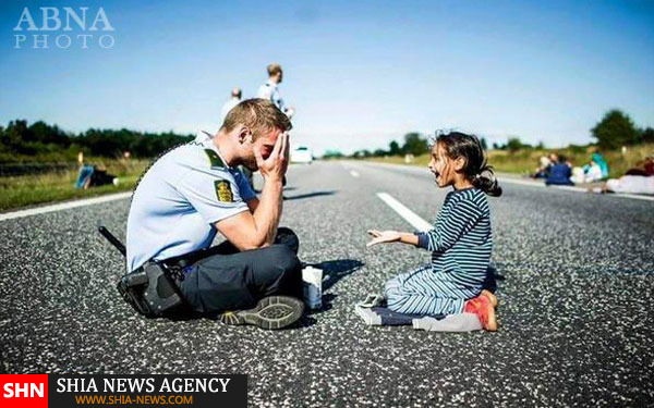 بازی کودکانه افسر پلیس دانمارک با دختربچه آواره سوری + تصاویر