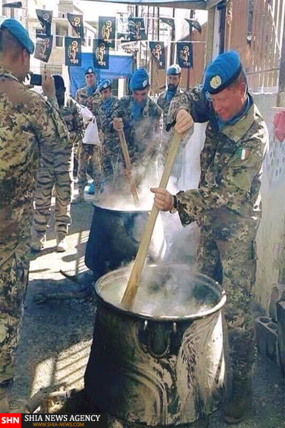 نیروهای «یونیفل» در حال درست کردن غذاری نذری محرم در لبنان+تصویر