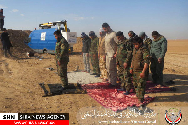 اهدای قرآن به رزمندگان خط مقدم نبرد با داعش + تصویر