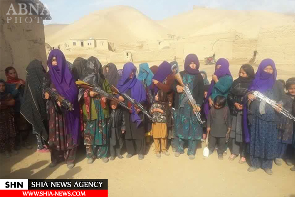 زنان شیعه افغانستان برای مقابله با داعش سلاح به دست گرفتند + تصاویر