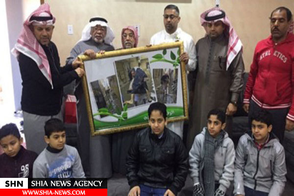 جوان عربستانی پدر پیر خود را به دوش گرفت+ تصویر