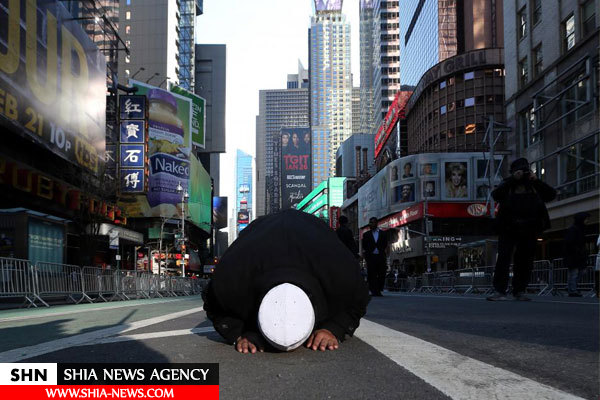نماز در وسط خیابان برادوی نیویورک+ تصویر
