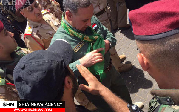 تصاویر شال سبز حرم امام کاظم(ع) به گردن وزیر دفاع عراق