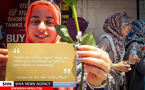 اهدای شاخه گل رز و پیام صلح و دوستی اسلام در قلب آمریکا
