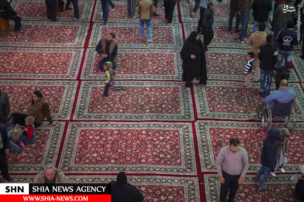 تصویر فرش ایرانی زیر پای زائران حرم حضرت عباس(ع)