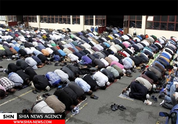 اقامه نماز جماعت مسلمانان در پیاده‌رو فرانسه+ تصویر