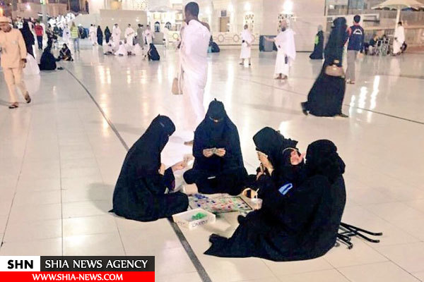 ورق بازی زنان در مسجدالحرام + تصویر