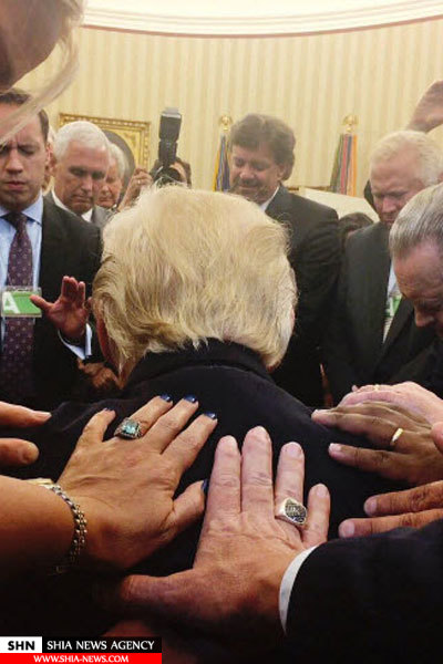 دعا خواندن ترامپ در کاخ سفید + تصویر