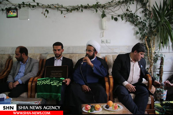 تصاویر حضور خادمان کریمه با پرچم حرم حضرت معصومه(س) در منزل شهید حججی