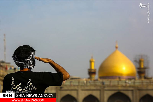 تصویر احترام زائر ایرانی به امیرالمومنین (ع)