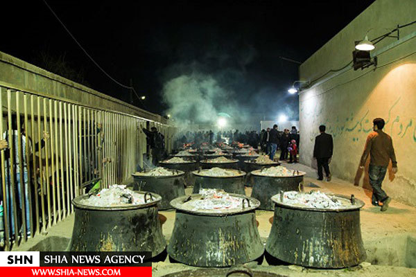طبخ بزرگترین نذری جهان اسلام در حسینیه ایران