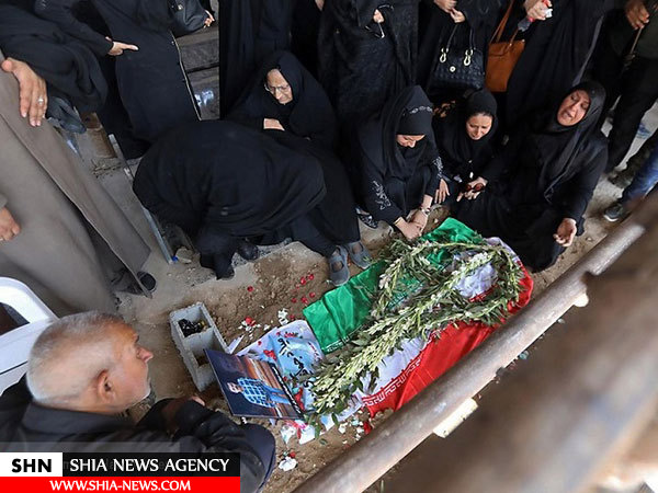 لحظه دفن پیکر شهدای حمله تروریستی در اهواز