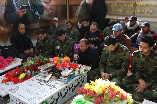 تلاوت گروهی قاریان عراقی در جوار مزار شهید المهندس