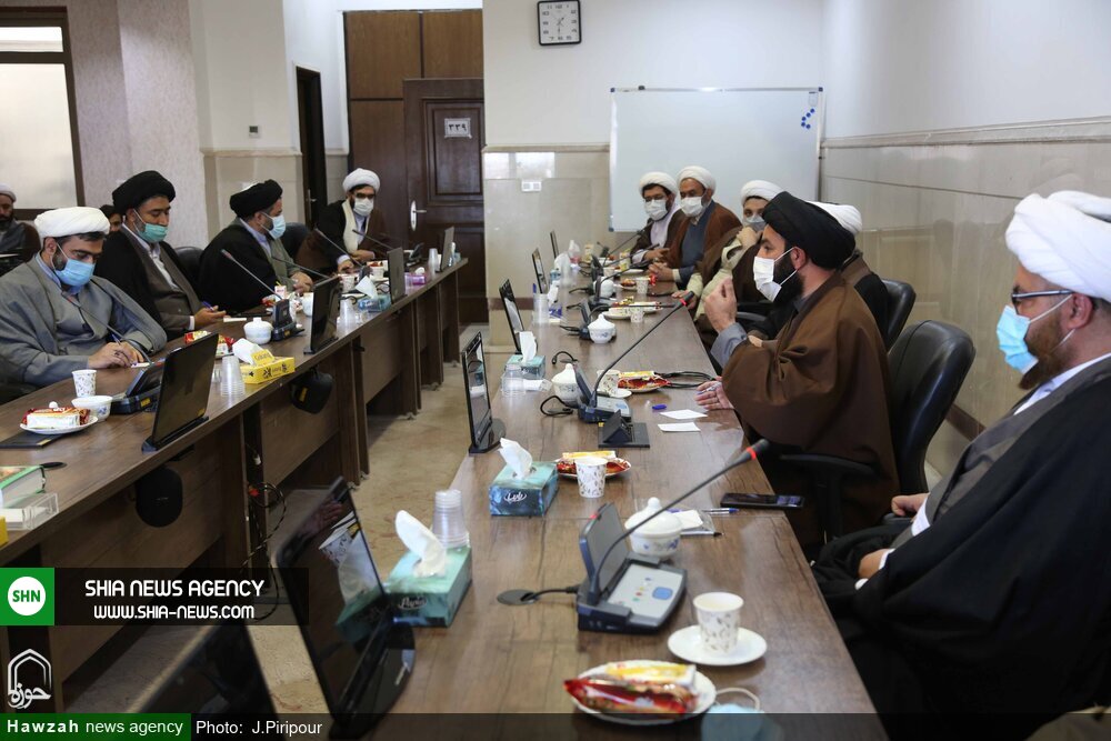 تصاویر/ نشست جمعی از مدیران حوزه علمیه قم با اساتید حوزه علمیه نجف اشرف