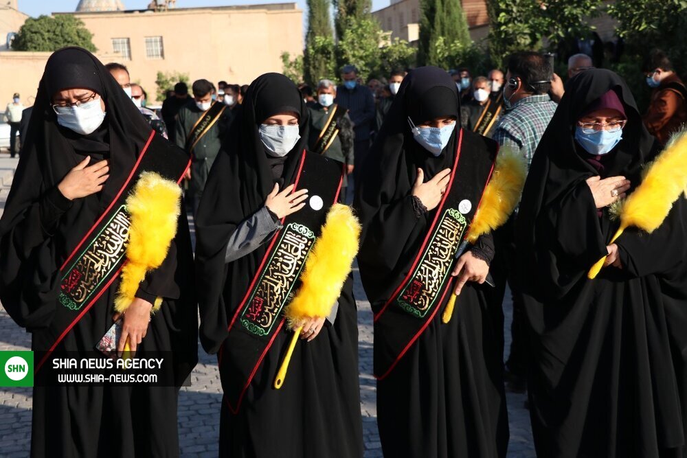 تصاویر/ اهتزاز پرچم عزای حسینی در بین الحرمین شیراز