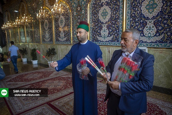 اهدای شاخه گل به زائران حرم حضرت عباس(ع) + تصاویر