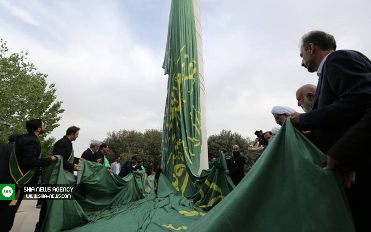 تصاویر/ برافراشتن بزرگ‌ترین پرچم سبز رضوی کشور