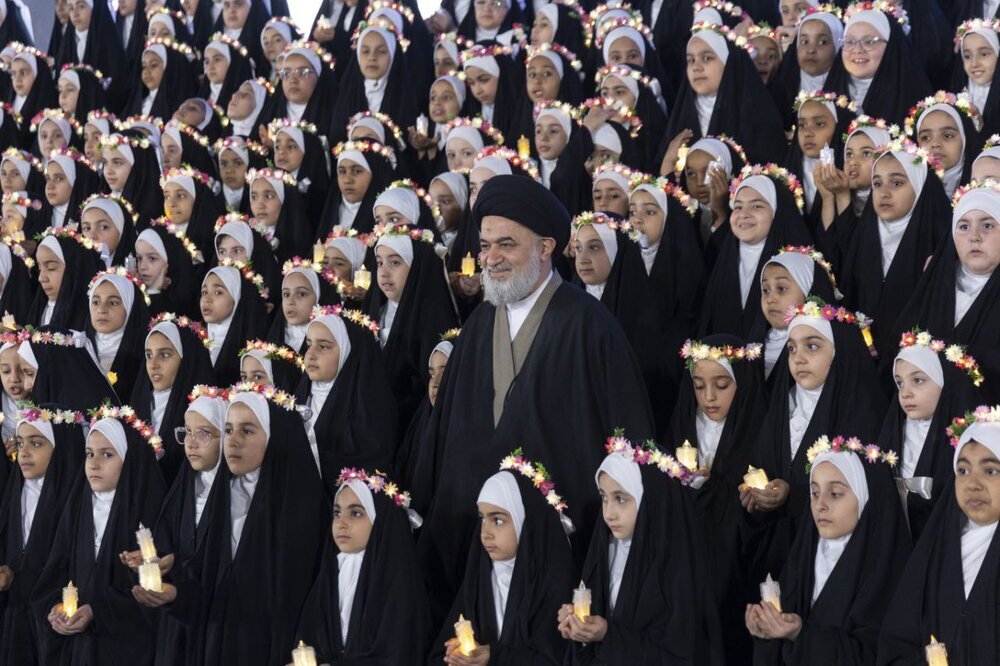 تصاویر/ حضور نماینده آیت الله سیستانی در مراسم جشن تکلیف دختران عراقی