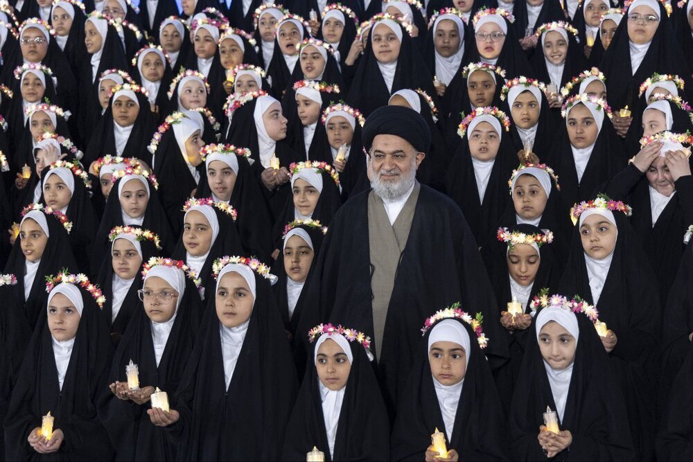 تصاویر/ حضور نماینده آیت الله سیستانی در مراسم جشن تکلیف دختران عراقی