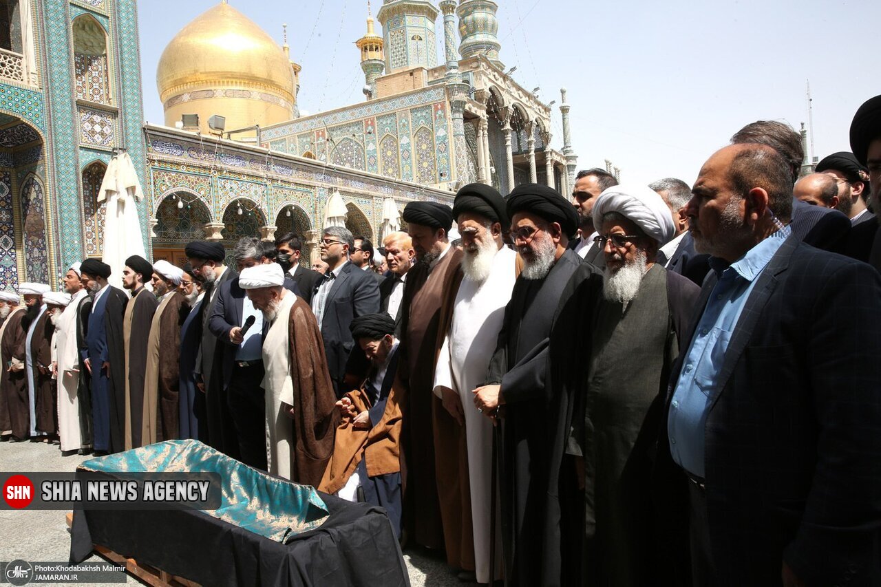 عکسی از سیدحسین خمینی در هنگام نماز بر پیکر مادرش