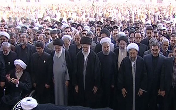 بالصور ..قائد الثورة الاسلامية يصلي علي جثمان آیة الله واعظ طبسي