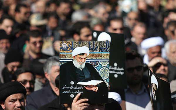 بالصور ..قائد الثورة الاسلامية يصلي علي جثمان آیة الله واعظ طبسي