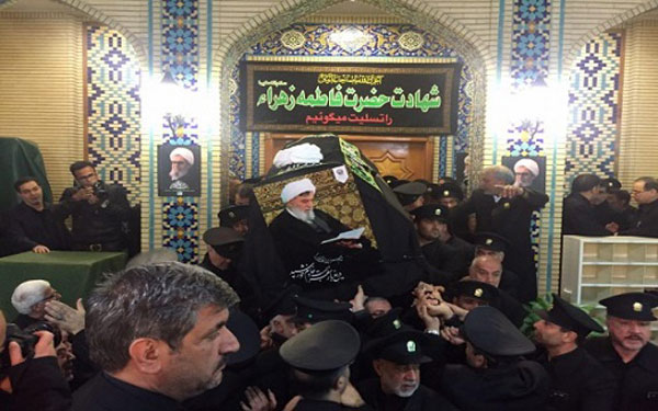 بالصور ..قائد الثورة الاسلامية يصلي علي جثمان آیة الله واعظ طبسي