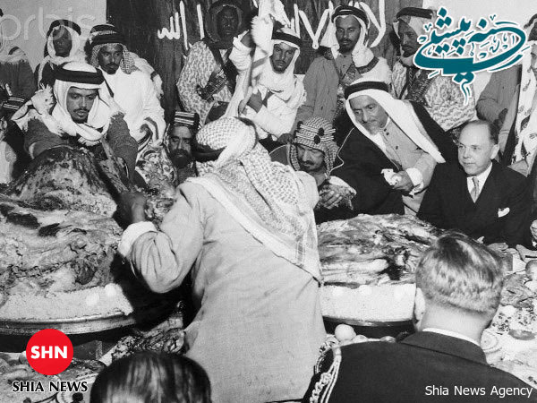 پادشاه عربستان در حال خوردن شتر+عکس