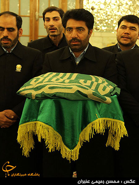 آیین تعویض پرچم گنبد امام رضا(ع)+ تصویر