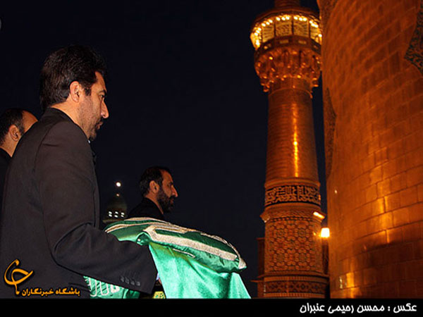 آیین تعویض پرچم گنبد امام رضا(ع)+ تصویر
