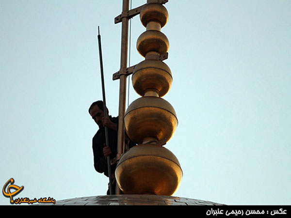 آیین تعویض پرچم گنبد امام رضا(ع)+ تصویر