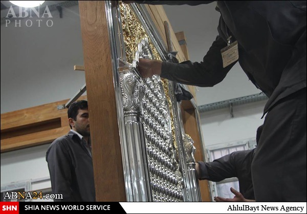 مونتاژ پنجره‌های ضریح جدید حضرت عباس(علیه السلام) بر روی سازه چوبی + تصاویر