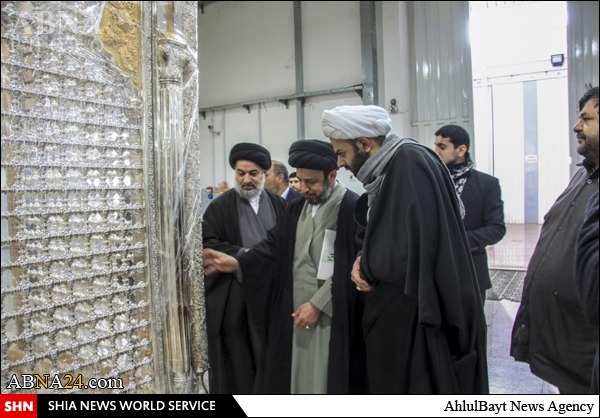 مونتاژ پنجره‌های ضریح جدید حضرت عباس(علیه السلام) بر روی سازه چوبی + تصاویر