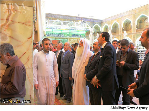 تشرف رهبر صابئین مندائی به حرم امام علی+ تصویر