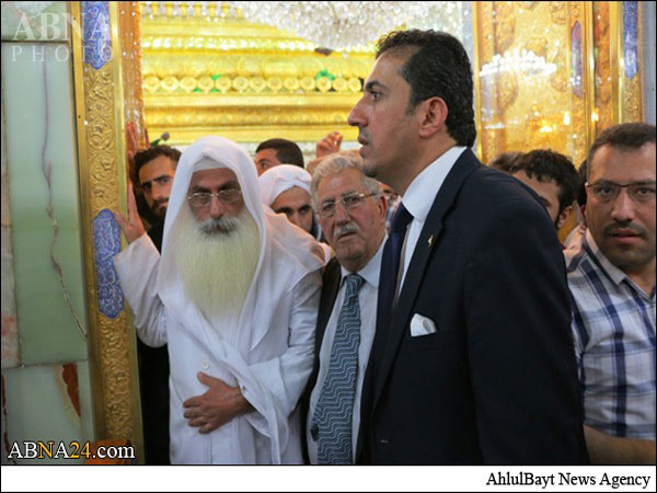 تشرف رهبر صابئین مندائی به حرم امام علی+ تصویر