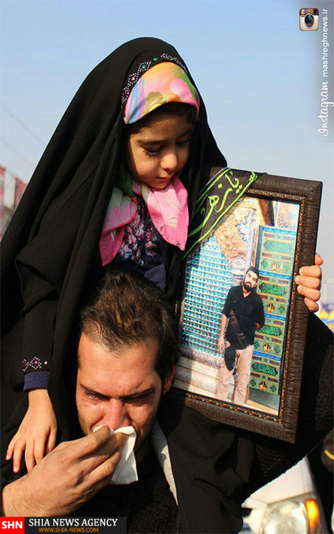 دختر سه ساله در تشییع پدر شهید مدافع حرم